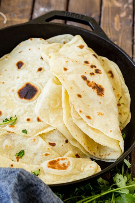 Tortilla Homemade, Easy Tortilla Recipe, Flour Tortilla Recipe, Uncooked Tortillas, Homemade Tortilla Recipe, Homemade Flour, Tortilla Maker, Recipes With Flour Tortillas, Pizza Roll