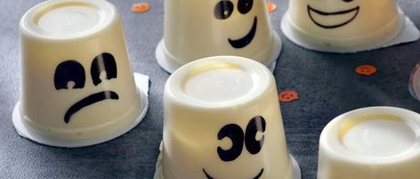 How to Make Funny Face Treats:  Ghost Pudding Cups Scarecrow Pudding Cups, Pudding Cups Halloween, Ghost Pudding Cups, Pudding Ghost Cups, Spooky Pudding Cups, Pudding Cup Halloween Treats, Jello Cups, Make Funny Faces, Halloween Class Party