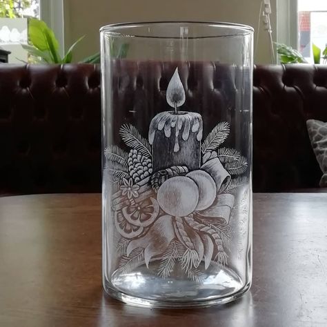 Glass candle holder with Christmas decoration engraved on it Glass Etching Gifts, Glass Etching Patterns, Glass Etching Projects, Glass Etching Stencils, Diy Engraving, Glass Etching Designs, Photo Frame Decoration, Glass Art Techniques, Glass Painting Patterns