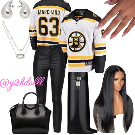 Hockey Jersey Outfit Black Woman, Hockey Jersey Outfit Woman, Hockey Game Outfits For Women, Game Outfit Ideas, Bday Vibes, Hockey Game Outfit, Hockey Outfits, Birthday Dinner Outfit, Boston Bruins Hockey