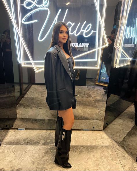 Givenchy Boots, Winter Boots Outfits, Mode Zara, Ootd Winter, Shoe Wishlist, Elegant Girl, Peaceful Life, Boots Outfit, Fashion Sense