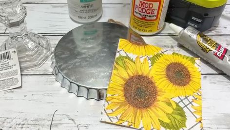 Sunflower Riser DIY | In case you missed this one. Cute and easy sunflower riser. | By We Craft Around - Facebook Haul Ideas, Bottle Cap Decor, Sunflower Crafts, Diy Summer Crafts, Mod Podge Crafts, Dollar Store Diy Projects, Diy Napkins, Napkin Decoupage, Store Hacks