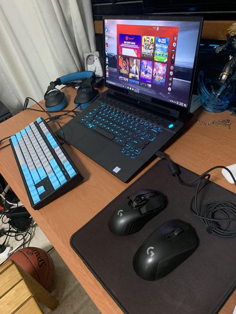 Laptop Desktop Setup, Laptop Setup Ideas, Set Up Pc, Gaming Laptop Setup, Small Room Setup, Laptop Setup, Laptop Gaming Setup, Setup Pc, Gaming Desk Setup