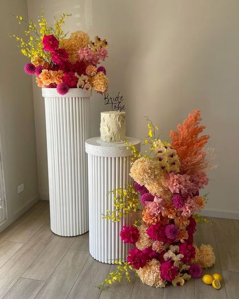 Plinth Flower Arrangement, Plinths Party Decor, Flower Bridal Shower Decor, Flower Plinth, Diy Plinth, Plinth Flowers, Bday Backdrop, Cake Plinth, Balloon Proposal