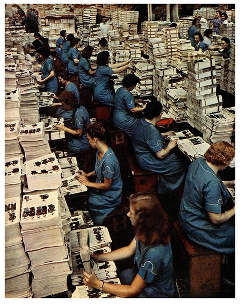 Sears Roebuck Catalog Assembly Line,    1942. #vintage #1940s #employees #catalogs Sears Catalog, Rare Historical Photos, Chicago History, Working Women, Assembly Line, The Windy City, Interesting History, Vintage Life, Vintage Pictures