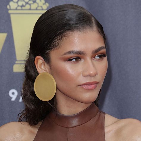 Zendaya Hair, Tips And Trick, Ball Hairstyles, Naturally Curly Hair, Side Hairstyles, Boring Hair, I'm Bored, Favorite Hairstyles, Wet Look