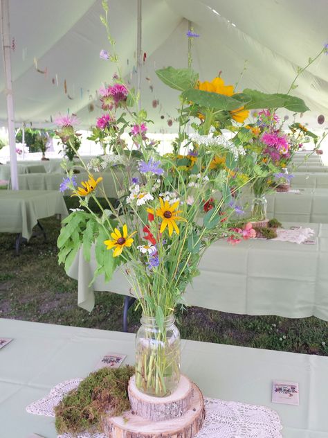 A close-up of a table centerpiece Grow Your Own Wedding Flowers, Diy Wedding Flower Centerpieces, Diy Wedding Flowers Bouquet, Flower Centerpieces Diy, Weddings 2024, Coral Wedding Flowers, July Flowers, Coral Flower, Backyard Flowers