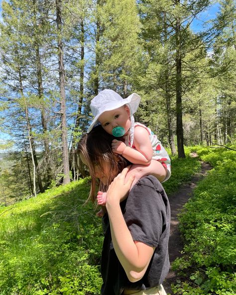 Baby on shoulders in forest with strawberries Hippie Family, Granola Mom, Outdoorsy Kids, Hippie Kids, Hippie Mom, Adoptive Mom, Crunchy Moms, Hippie Baby, Forest Baby