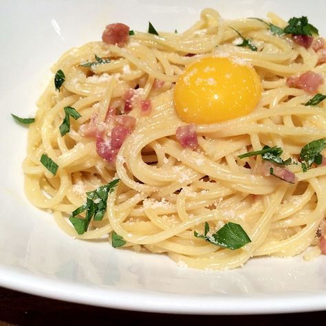 Each bowl of spaghetti alla carbonara gets topped with an egg yolk to impress guests before it all gets stirred together with the hot pasta to create a rich and decadent sauce. Carbonara With Egg, Egg Yolk Recipes, Carbonara Sauce, Carbonara Recipe, Carbonara Pasta, Spaghetti Carbonara, Drying Pasta, Fresh Pasta, Savory Recipes