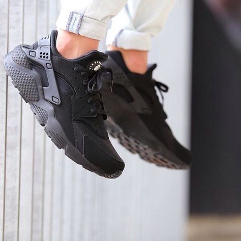 All black huraches are cute Nike Air Huarache Ultra, Black Huarache, Tennis Shoes Outfit, Nike Outlet, Nike Free Run, Huarache Run, Skate Wear, Popular Sports, Nike Free Shoes