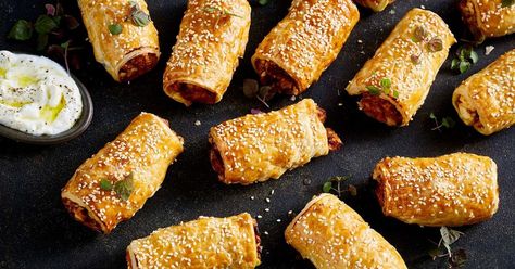 Looking for an easy vegetarian starter or snack? You can't go past these hearty sweet potato and feta sausage rolls. Vegetarian Starters, Vegetarian Sweets, Potato Rolls, God Mat, Sausage Rolls, Savory Snacks, Easy Vegetarian, Main Meals, Vegetarian Dishes