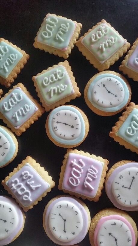 Alice in Wonderland cookies Eat Me Alice In Wonderland Cookies, Alice In Wonderland Baking Ideas, Alice In Wonderland Petit Fours, Alice In Wonderland 21st Birthday Ideas, Alice In Wonderland Mini Cakes, Alice In Wonderland Baking, Alice In Wonderland Deserts, Alice Theme Party, Alice In Wonderland Tea Party Theme