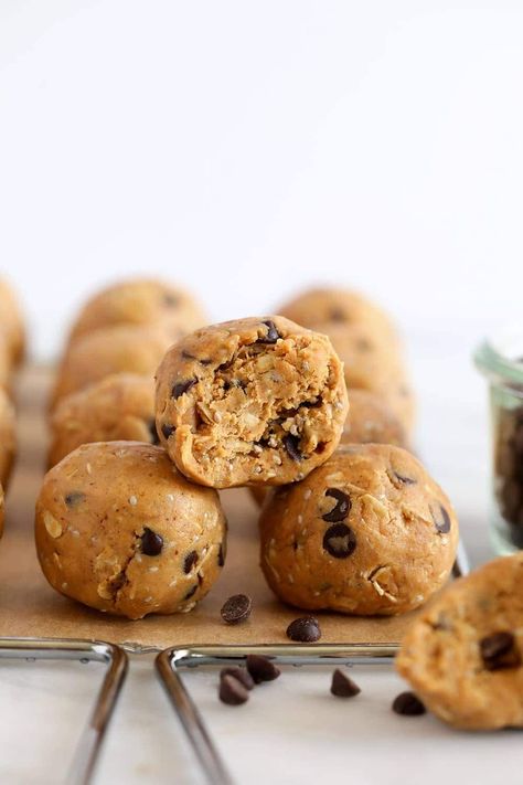 Peanut Butter Chocolate Chip Protein Bites, Low Cal Protein Balls, Peanut Butter Protein Balls, Protein Balls Healthy, Mess Hall, Fit Foodie Finds, Protein Balls Recipes, Healthy Granola, Healthy Cookie