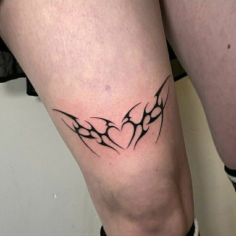 Stencil Leg Tattoo, Garter Tattoos, Knee Tattoo Ideas, Tattoo Above Knee, Grunge Tattoos, Evolution Tattoo, Garter Tattoo, Grunge Tattoo, Small Pretty Tattoos