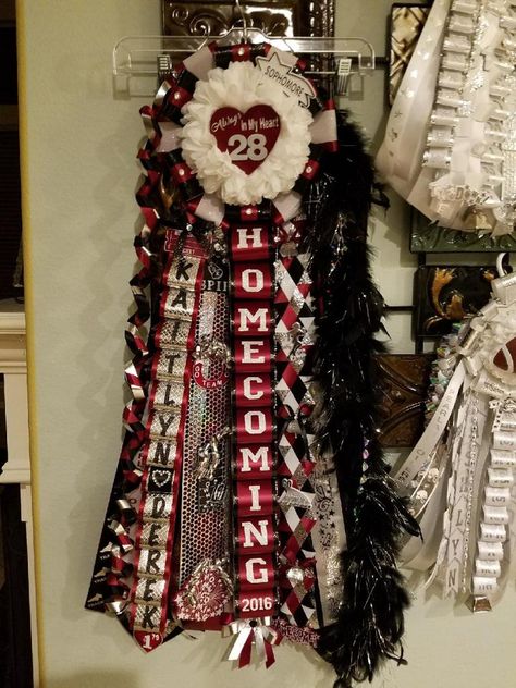 Big Homecoming Mums, Texas Mums, Homecoming Mums Senior, Homecoming Spirit Week, High School Homecoming, Football Mums, Homecoming Corsage, Texas Homecoming Mums, White Mums