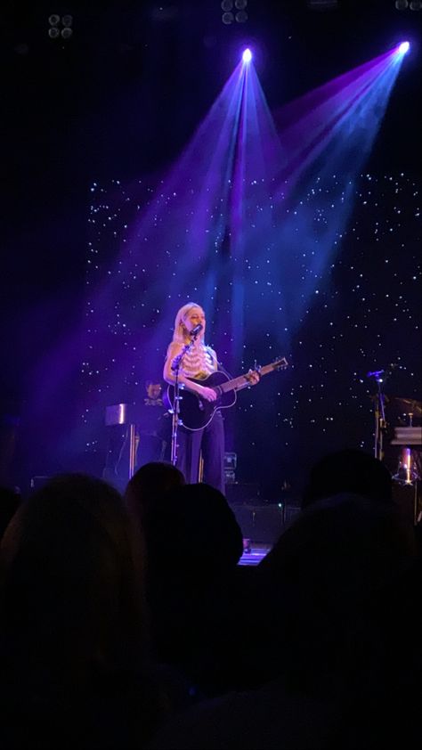 Phoebe Bridgers Concert Aesthetic, Phoebe Bridgers Live, Phoebe Bridgers Purple, Pheobe Bridgers Concert, Gig Aesthetic, Phoebe Bridgers Wallpaper, Phoebe Bridgers Concert, Phoebe Bridgers Aesthetic, Phoebe Bridges