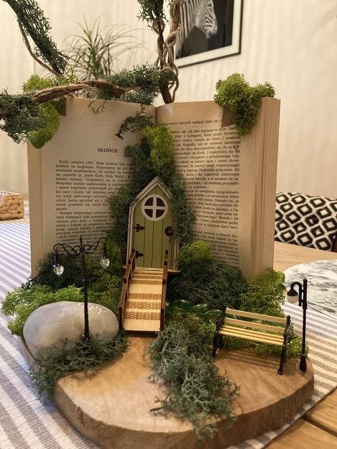 Making A Fairy House, Cottage Core Diy Crafts, Fairy Core Home, Cottagecore Crafts Diy, Hobbit Christmas, Cottage Core Room Ideas, Forest Miniature, Book 3d, Koti Diy