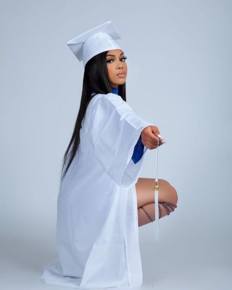 Nursing Photoshoot, Graduate Photoshoot, Graduation Shoot Ideas, Senior Graduation Pictures, Barbie Tingz, Graduation Pic Ideas, Nursing Graduation Pictures, Senior Photoshoot Poses, College Graduation Photoshoot