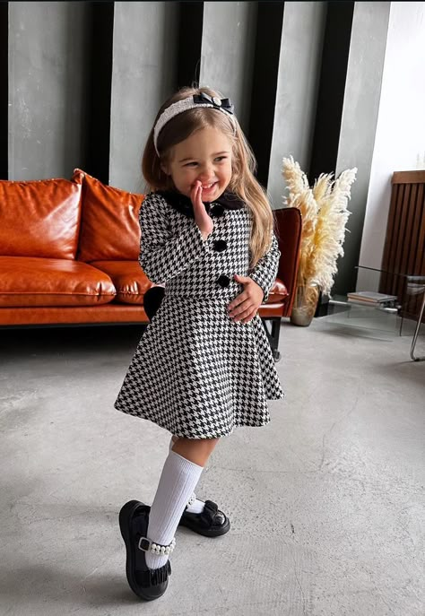 Preppy Toddler, French Girl Outfits, Well Dressed Kids, French Outfits, Magical Childhood, Kids Dress Up, Preppy Girl, Children Playing, December 26