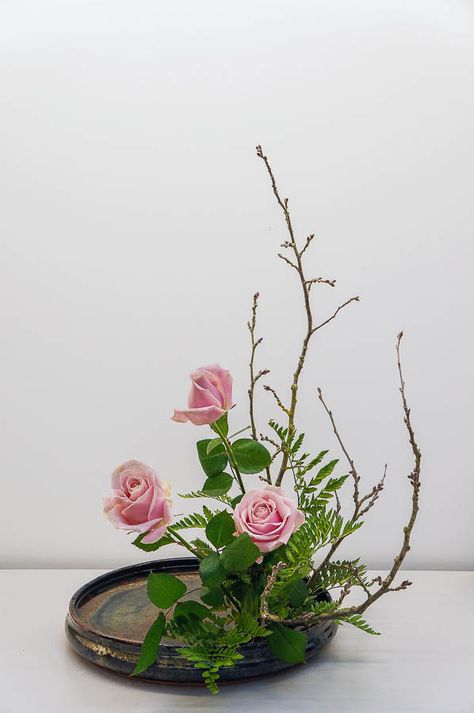 Japanese style arrangement with pink circular roses. Art Floral Japonais, Arreglos Ikebana, Ikebana Sogetsu, Contemporary Flower Arrangements, Modern Floral Arrangements, Floral Art Arrangements, Sogetsu Ikebana, Ikebana Flower, Leaves And Branches