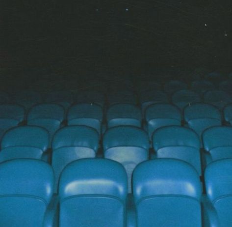 drama theather theatre arts blue acting actor actress seats movie scene watch film cinema blue aesthetic Blue Classroom Aesthetic, Blue In Film Aesthetic, Invisi Billy Aesthetic, Cinema Seats Aesthetic, Blue Nostalgia Aesthetic, Blue Theatre Aesthetic, Actor Aesthetic Male, Movie Blue Aesthetic, Blue In Film