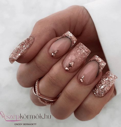 Rose gold is the ultimate chameleon. It doesn’t matter if you’re fair-skinned, olive-toned, or blessed with a deep complexion, this shade works its magic on everyone! Trust me, once you go rose gold, there’s no turning back. #rosegold #rosegoldnails Red And Rose Gold Nails, Gold Nails Ideas, Rose Gold Nails Glitter, Rose Gold Nails Design, Gold Chrome Nails, Gold Acrylic Nails, Wine Nails, Nude Polish, Rose Gold Chrome