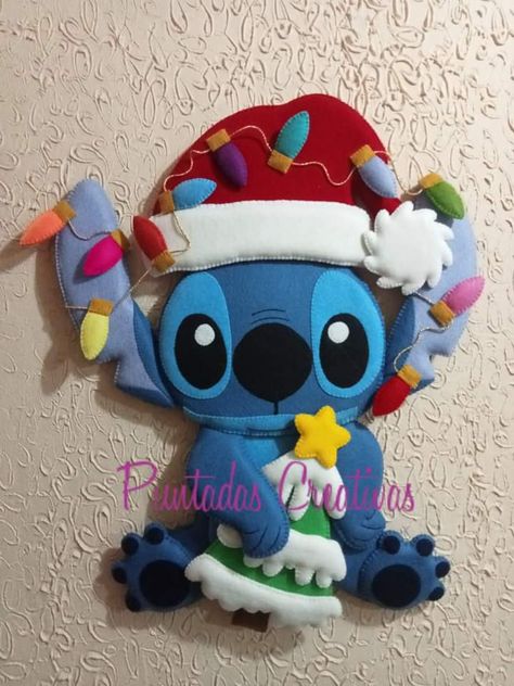 Stitch Christmas Decorations, Stitch Noel, Felt Stitch, Xmas Cake, Crochet Xmas, Felt Pattern, Sock Animals, Disney Crafts, Stitch Disney