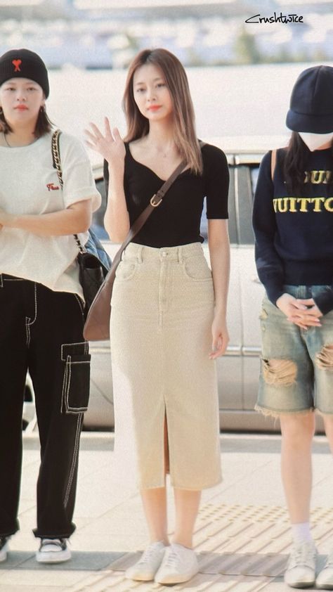 Female Idol Airport Fashion, Kpop Idol Casual Outfit, Kpop Idols Outfits Casual, Diwali Dress, Airport Fashion Kpop, Diwali Dresses, Mom Daughter Outfits, Idol Fashion, Charlotte Austin