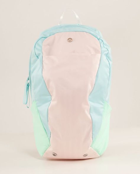 Lululemon Backpack, Stylish Workout Clothes, Lululemon Collection, Lulu Outfits, Pretty School Supplies, Preppy Backpack, Lululemon Outfits, Work Backpack, Athletic Clothes