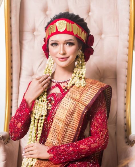 Traditional Wedding Makeup "Batak Sortali" from Batak Toba, North Sumatra, Indonesia Batak Pride, Traditional Wedding Makeup, Batak Wedding, Batak Toba, Traditional Makeup, North Sumatra, Hairdo Wedding, Makeup Wedding, Mua Makeup