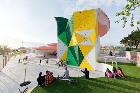 Factoria Joven in Merida, Spain offers an Outdoors Skate Park and this rock climbing wall 1 Circus Activities, Serpentine Pavilion, Urban Sport, Sport Park, Youth Center, Rock Climbing Wall, Parc D'attraction, Oscar Niemeyer, Climbing Wall