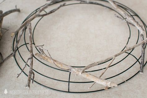 DIY winter twig wreath Book Lamps, Twig Stars, Log Ideas, Book Lamp, Snow Flakes Diy, Diy Winter, Twig Wreath, Simple Craft, Wedding Wreaths