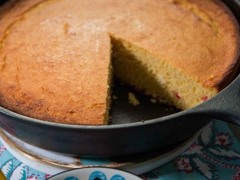 Get Hot Pepper Honey Cornbread Recipe from Food Network Trisha's Southern Kitchen, Perfect Cornbread, Pull Aparts, Trisha Yearwood Recipes, Honey Cornbread, Southern Cornbread, Iron Skillet Recipes, Southern Kitchen, Trisha Yearwood