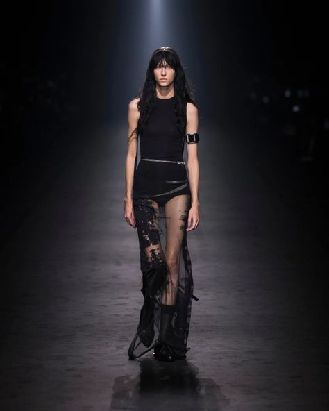 Looks S/S 24 – Ann Demeulemeester Sun Dress Casual, Paris Fashion Week Runway, Fashion Runway Show, Catwalk Collection, Fashion Design Portfolio, Black Outfits, Total Black, Spring Summer 2024, Ann Demeulemeester