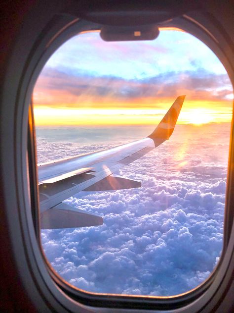 #edit #viagem Airplane Travel Essentials, Airplane Drawing, Plane Window, Airplane Wallpaper, Airport Aesthetic, Airplane Photography, Airplane Window, Getting Older, Insta Pics