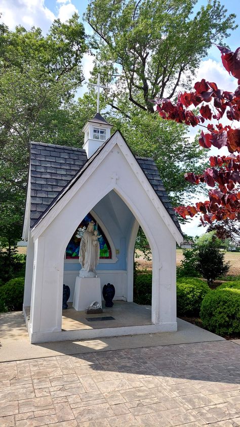 Grotto Design, Home Altar Catholic, Glass Chapel, St Joseph Catholic, Prayer Garden, Abandoned Churches, Temple Architecture, Romantic Cottage, Home Altar