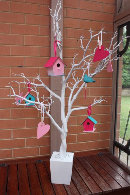 Such a cute spring/summer porch idea!!! Painted Tree Branches, Easter Tree Diy, Birdie Birthday, Bird Birthday Parties, Birthday Party Decorations For Adults, Adult Valentines, Bird Party, Owl Birthday, Owl Party