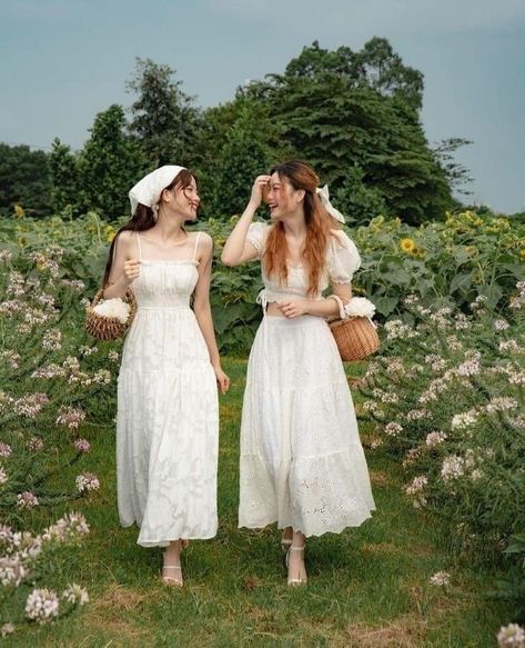 White Dress Photoshoot Photo Ideas, Cottagecore Poses, Summer Picnic Photoshoot, Cottagecore Friends, Picnic Aesthetic Outfit, Cottage Core Photoshoot, Cottagecore Hair, Sister Photoshoot, 숲 사진