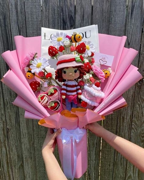 E s t i l o  V i n t a G e | Las girls queremos..>>>🍓🌹❤️💗 | Facebook Outfits For Mexico, Crochet Case, Crochet Bouquet, Crochet Keychain Pattern, Crochet Business, Crochet Design Pattern, Beginner Crochet Projects, Crochet Rose, Crochet Keychain