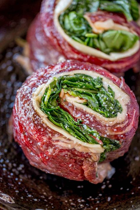 Spinach Artichoke Stuffed Flank Steak is a show stopping dish with provolone, spinach and artichokes that is dinner party ready in half an hour. Steak Roll Ups, Stuffed Flank Steak, Steak Pinwheels, Braciole Recipe, Artichoke Stuffed, Filet Mignon Recipes, Flank Steak Recipes, Marinated Flank Steak, Fun Dinner