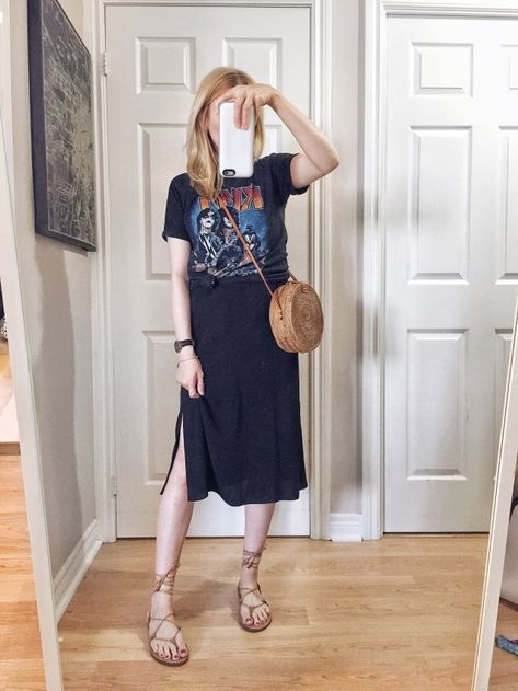 Band Tee Outfits, Casual Summer Sandals, Sandals Outfit, Style Inspiration Spring, Black Slip Dress, Skirt Summer, Eye Doctor, Tee Outfit, Mode Inspiration