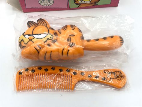 Vintage Garfield Brush and comb set, new Garfield House, Garfield Stuff, Fat Orange Cat, Brush And Comb Set, Garfield Pictures, Garfield Images, Sofa Room, Brush And Comb, Vintage Garfield