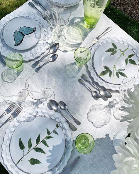 𝐂𝐎𝐓𝐒𝐖𝐎𝐋𝐃 𝐈𝐍𝐓𝐄𝐑𝐈𝐎𝐑 on Instagram: “Thank god the weather is going to be absolutely glorious over the next few days. Dining alfresco has always been a favourite of mine and…” Formal Dinner Table, Leaf Plate, Astier De Villatte, John Derian, Handmade Ceramics Vase, Leaf Plates, Leaf Motif, White Table Cloth, Vintage Silverware