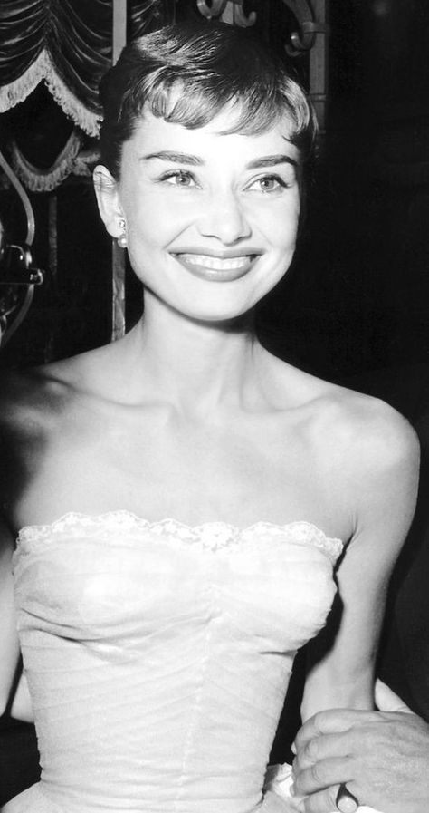 Audrey Hepburn, beautiful smile. Audrey Hepburn Smile, Aubrey Hepburn, Audrey Hepburn Photos, Audrey Hepburn Style, Hepburn Style, Roman Holiday, Golden Age Of Hollywood, Hollywood Glamour, Audrey Hepburn