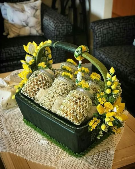 Basket Arrangement, Wedding Gift Hampers, Indian Wedding Gifts, Ideas For Wedding Ceremony, Thai Flower, Diwali Gift Hampers, Hamper Gift Basket, Fruit Basket Gift, Trousseau Packing