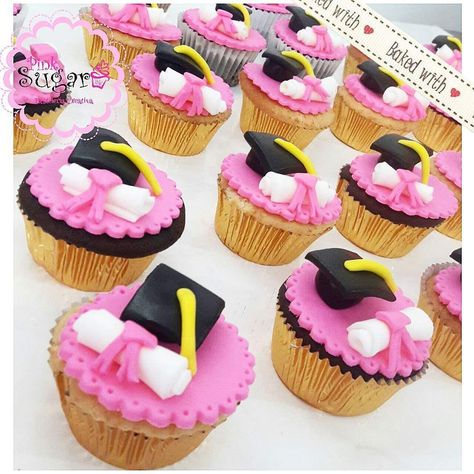 Cupcakes decorados en fondant graduación diploma y birrete Purple And Gold Cupcakes Graduation, Graduation Cup, Bakery Products, Cupcakes Decorados, Graduation Ideas, Buttercream Cake, Cute Gifts, Oreo, Butter Cream