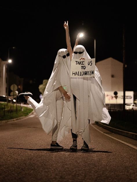 Ghost Costume Pictures, Aesthetic Ghost Costume, Ghost Astethic, Ghost Costume Aesthetic, Ghostcore Outfits, Halloween Ghost Aesthetic, Ghost Costume Ideas, Sheet Ghost Aesthetic, Ghost Costume Women