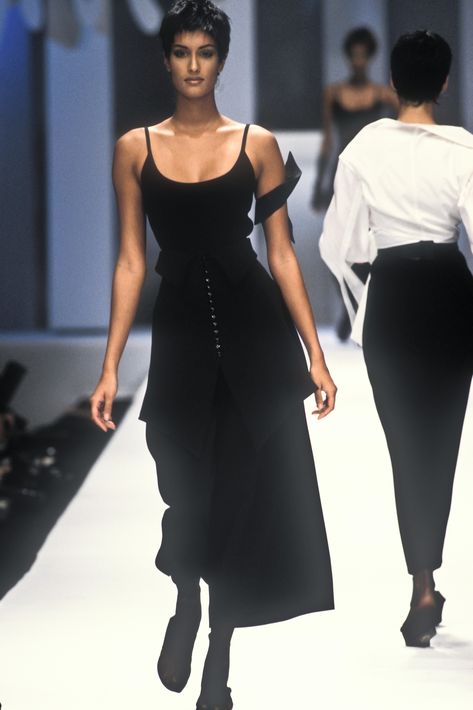 Beauty And Fashion Montana Spring, Yasmeen Ghauri, Claude Montana, 90s Runway Fashion, High Fashion Editorial, 90s Models, Couture Runway, Beauty And Fashion, Fashion Fits