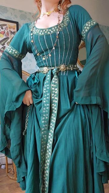 Celtic Queen Aesthetic, Pagan Dress Celtic, Medieval Riding Dress, Celtic Prom Dress, Princess Outfits Medieval, Celtic Dress Irish, Green Fantasy Outfit, Fantasy Clothing Aesthetic, Midevil Outfits