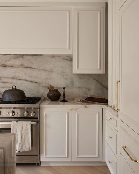 classic kitchen for the win. design @jpzinteriors photo @lomillerphoto styling @_meandmo_ #kitchen #kitchendesign #kitchendecor… | Instagram Swede Kitchen, Classy Apartment Decor, Creamy White Kitchen, Dwell Kitchen, Classical Kitchen, Classy Kitchen, Finish Work, Classical Interior, Lake House Kitchen